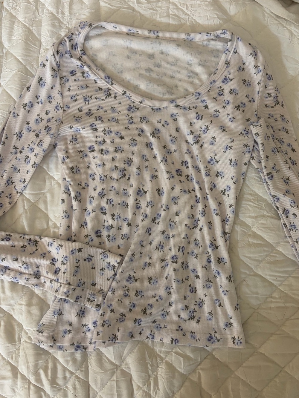 white & blue floral long sleeve top 💙